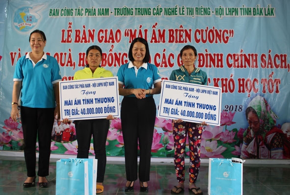 Đại diện các đơn vị trao bảng tượng trưng tặng nhà cho các gia đình có hoàn cảnh khó khăn.  