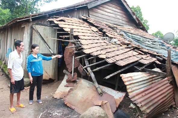 Căn nhà lụp xụp của vợ chồng anh Đặng Ngọc Anh (thôn Đoàn Kết) được Đoàn xã kêu gọi hỗ trợ xây dựng lại. 