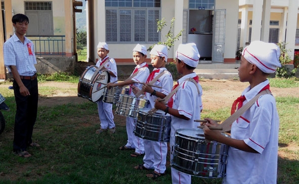 Thầy Ninh đang  tập luyện nghi thức cho chi  đội mẫu.  