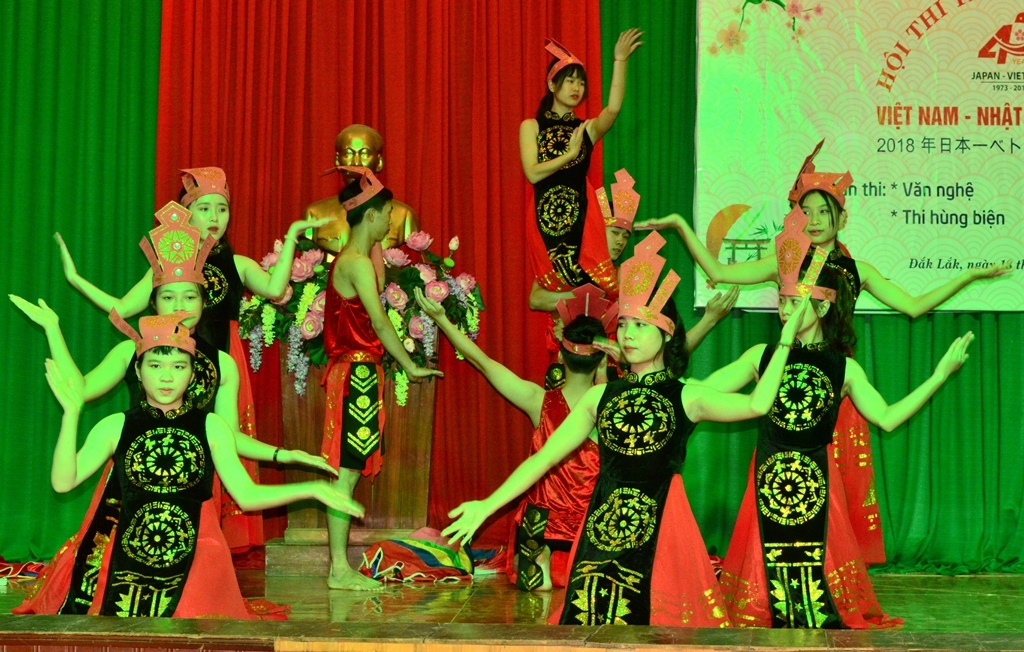 Tiết mục văn nghệ “Đất Việt tiếng vọng ngàn đời” của tập thể Công ty Du học Tanico