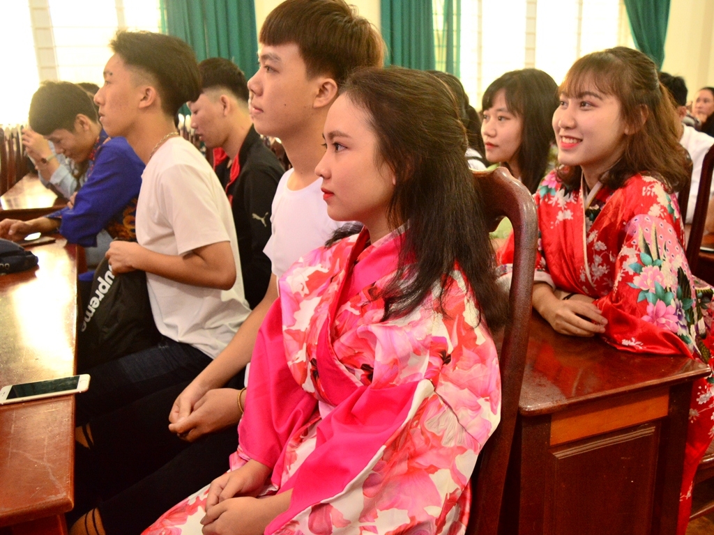 Thí sinh trong trang phục truyền thống của Nhật Bản háo hức theo dõi hội thi.