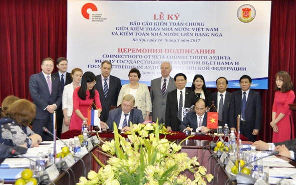       Đại diện Lãnh đạo KTNN  Việt Nam và KTNN Liên bang Nga  ký kết Báo cáo kiểm toán chung. (Nguồn: KTNN)