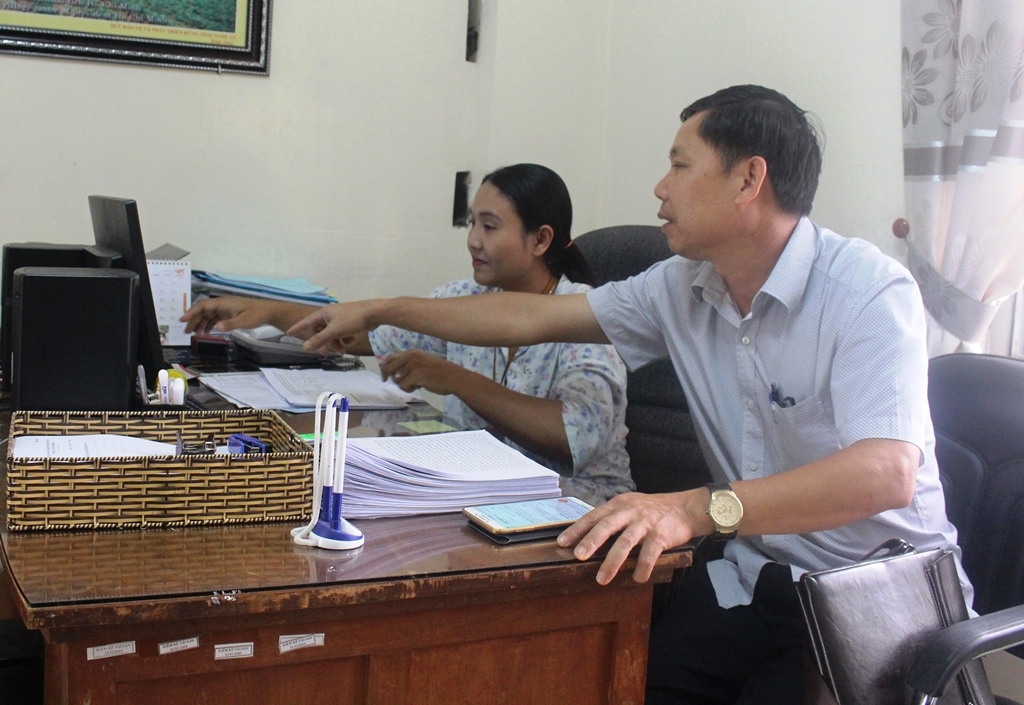 Thành viên Đoàn kiểm tra 1228 kiểm tra việc ứng dụng công nghệ thông tin trong cải cách hành chính tại Bộ phận tiếp nhận và trả kết quả - Sở Nông nghiệp và Phát triển nông thôn.