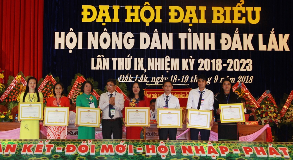   Các tập thể và cá nhân có thành tích xuất sắc nhận Bằng khen của Trung ương Hội Nông dân Việt Nam.