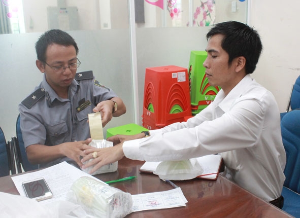 Thành viên Đoàn kiểm tra liên ngành số 1 về ATTP của tỉnh niêm phong một mẫu bánh để xét nghiệm.