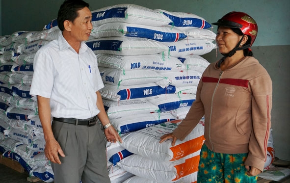 Ông Lê Văn Hùng tư vấn cho bà con lựa chọn loại thức ăn phù hợp cho gia súc. 