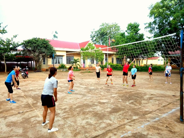  Hội viên  Chi hội  Phụ nữ  buôn Đrăn  giao lưu bóng chuyền  với các  chi hội bạn. 