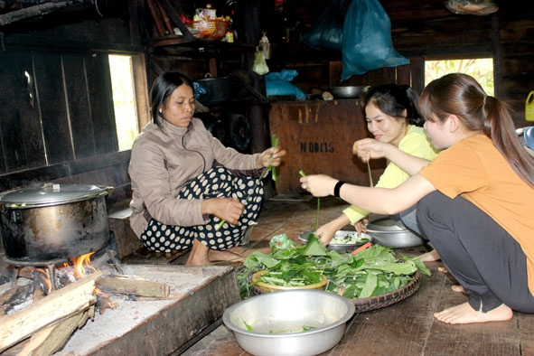 Bếp lửa là nơi các thành viên trong gia đình tụ họp nấu nướng, chuyện trò.
