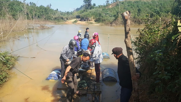 Giao thông khó khăn, có điểm người dân Ea Rớt phải đi lại bằng bè tự chế.  