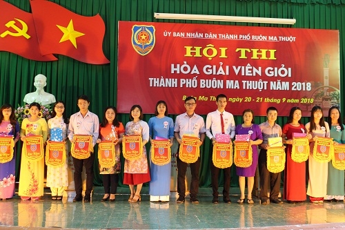 Ban Tổ chức trao quà và cờ lưu niệm cho các thí sinh tham gia Hội thi.