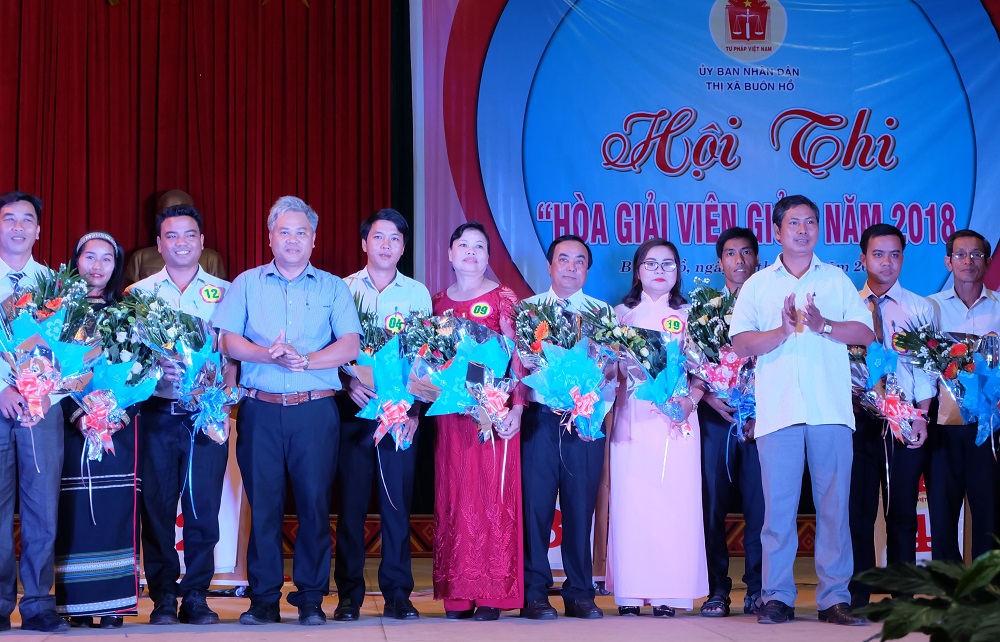 Ban tổ chức tặng hoa cho các thí sinh tham dự hội thi
