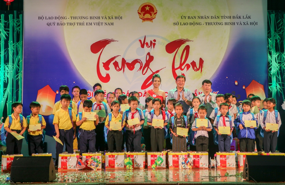 Trao học bổng tặng các em học sinh nghèo vượt khó học giỏi. Ảnh: Hoàng Gia