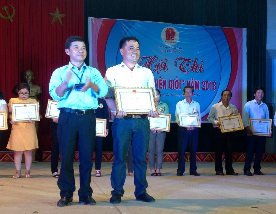 Ban tổ chức trao giải Nhất cho thí sinh
