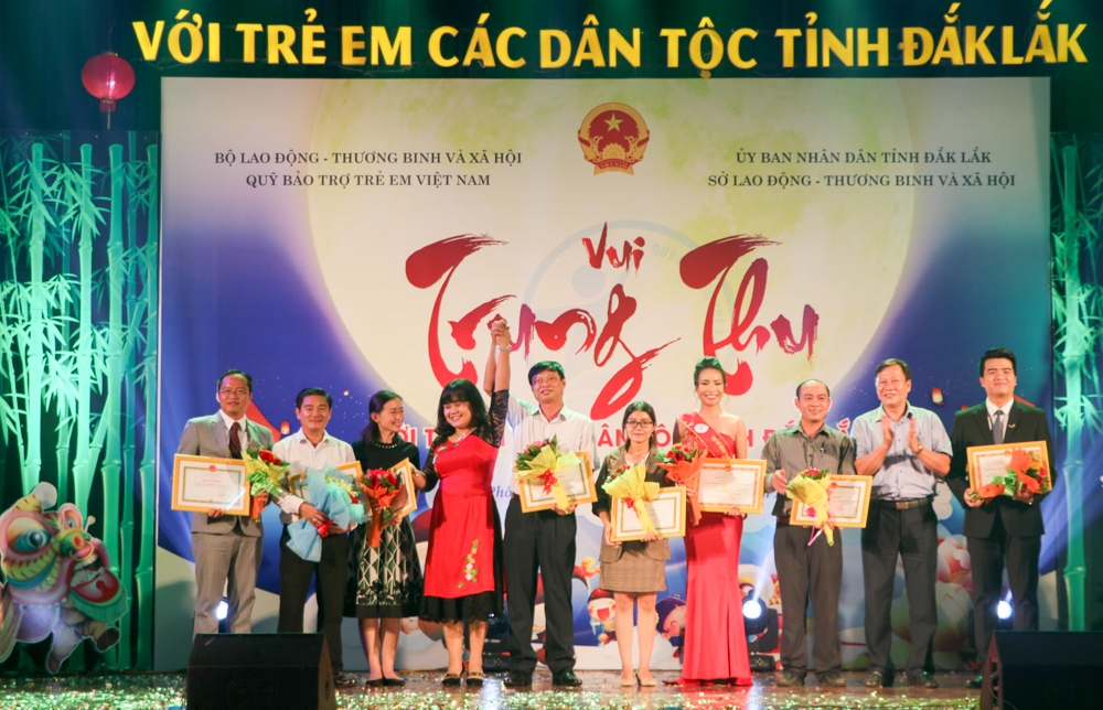 Trao Bằng khen của UBND tỉnh tặng các đơn vị có nhiều đóng góp cho Quỹ Bảo trợ trẻ em. Ảnh: Hoàng Gia