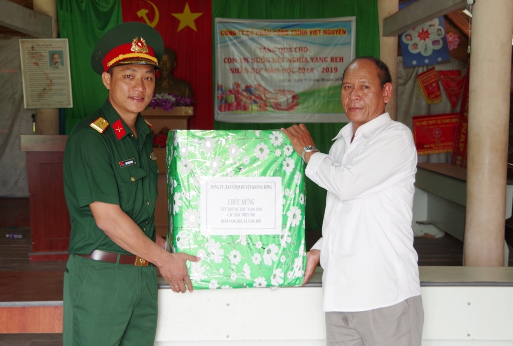 Đại diện Ban Chỉ huy Quân sự huyện Krông Bông trao quà trung thu tặng buôn kết nghĩa Yang Reh