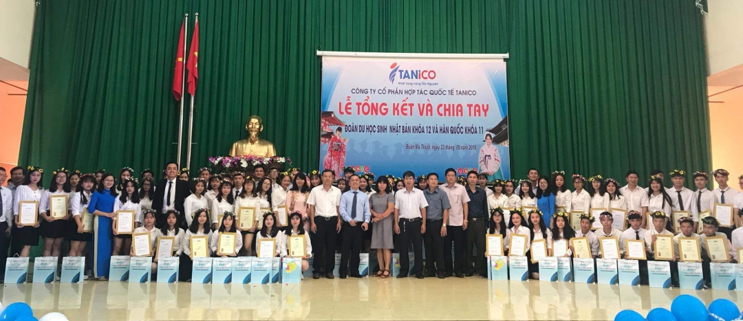 Lãnh đạo Công ty Cổ phần Quốc tế Tanico trao Giấy chứng nhận cho các du học sinh.