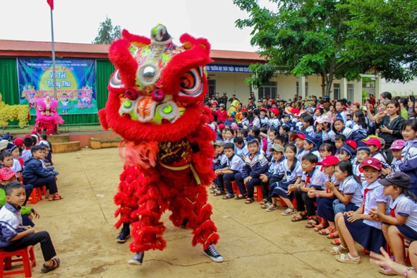 Học sinh xã Tam Giang (huyện Krông Năng) hào hứng xem múa lân dịp Tết Trung thu 2018.     Ảnh: N. Quỳnh