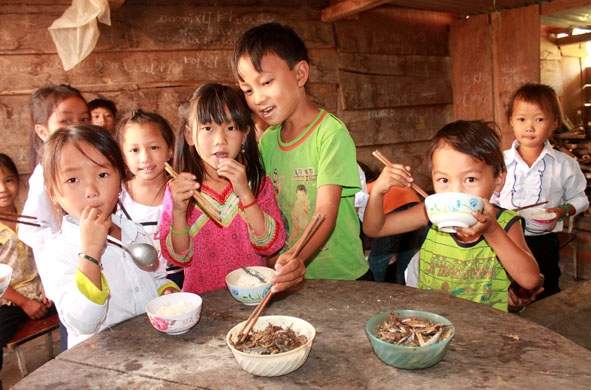 Bữa cơm trưa của các em học sinh dân tộc Mông tại nơi ở phụ huynh dựng tạm trong Trường Tiểu học Nơ Trang Lơng (xã Ea Trang). 
