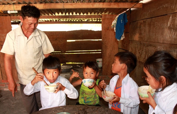 Ông Kháng Seo Vàng trông coi, nhắc nhở các em việc ăn, học, sinh hoạt.