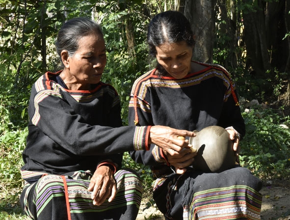 Nghệ nhân H’Phiết Uông và Mây Kim đang đánh bóng sản phẩm gốm.