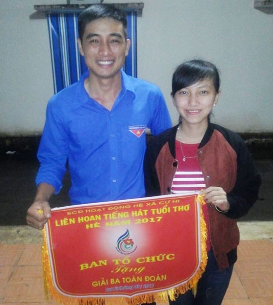 Anh Nguyễn Thành Lợi, Bí thư chi đoàn thôn 10, xã Cư Ni (bên trái) cùng đoàn viên của thôn. 