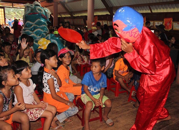 Trẻ em buôn Cuôr Kăp, xã Hòa Thắng (TP. Buôn Ma Thuột) thích thú xem múa lân trong ngày Tết Trung thu. 