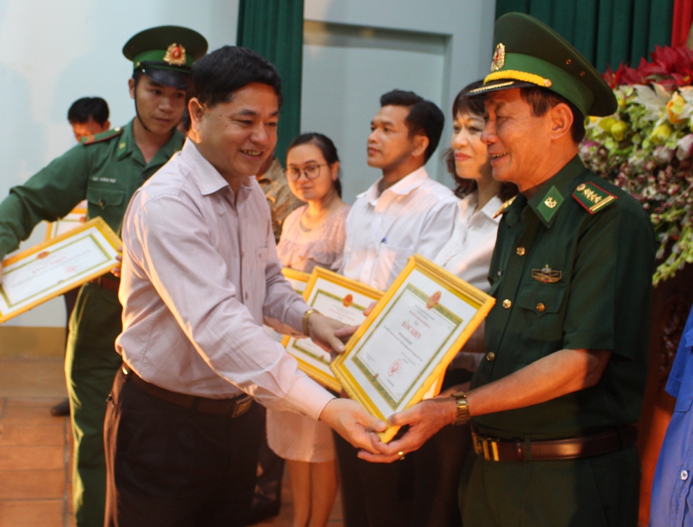 Phó Bí thư Thường trực Tỉnh ủy trao Bằng khen tặng các tập thể...