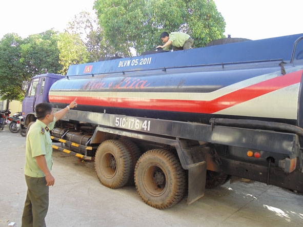 Một xe vận chuyển xăng dầu vi phạm bị cơ quan chức năng của tỉnh phát hiện, tạm giữ.  