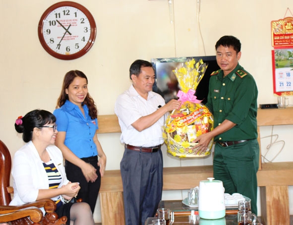      Đoàn  công tác  Khối các  cơ quan tỉnh  đến thăm, động viên cán bộ, chiến sĩ Đồn Biên phòng Sêrêpốk. 