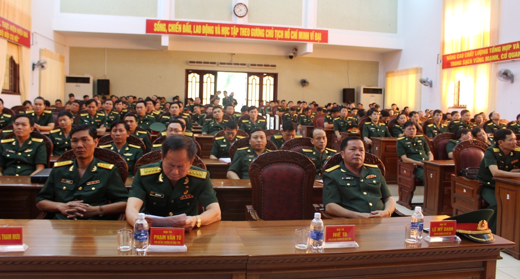 Các đại biểu dự lễ phát động thi đua