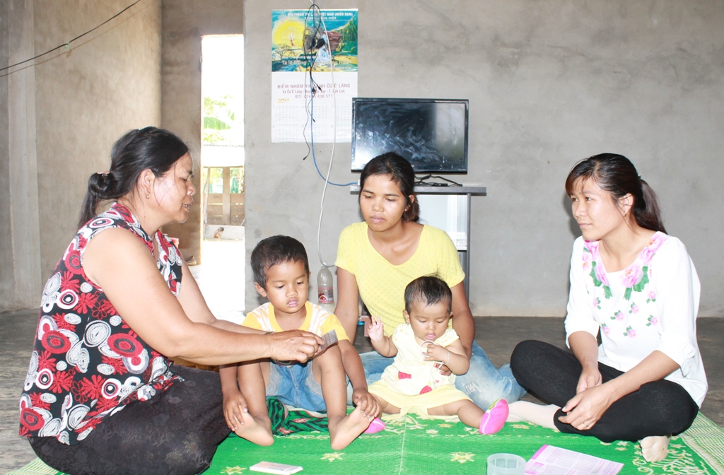 Cán bộ dân số xã Cư Elang (huyện Ea Kar) hướng dẫn chị em sử dụng phương pháp tránh thai, thực hiện KHHGĐ.