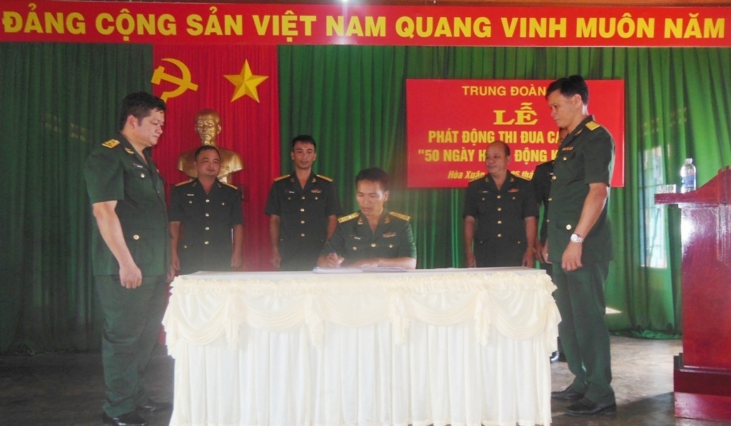 Đại diện các đơn vị ký kết giao ước thi đua. Ảnh: R.Huỳnh