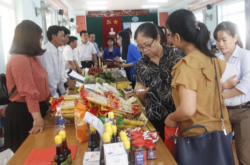 Doanh nghiệp Đắk Lắk tìm hiểu về các sản phẩm thực phẩm chế biến của tỉnh Vĩnh Long.