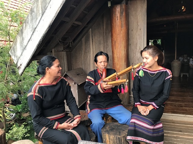  Các nghệ nhân đội cồng chiêng buôn Kô Siêr (TP. Buôn Ma Thuột) biểu diễn nhạc cụ truyền thống. Ảnh minh họa