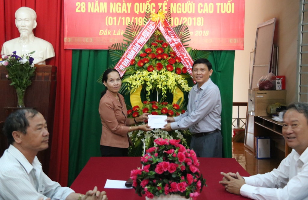 Đại diện Đoàn công tác, đồng chí Nguyễn Tuấn Hà tặng hoa chúc mừng Ban đại diện Hội Người cao tuổi tỉnh