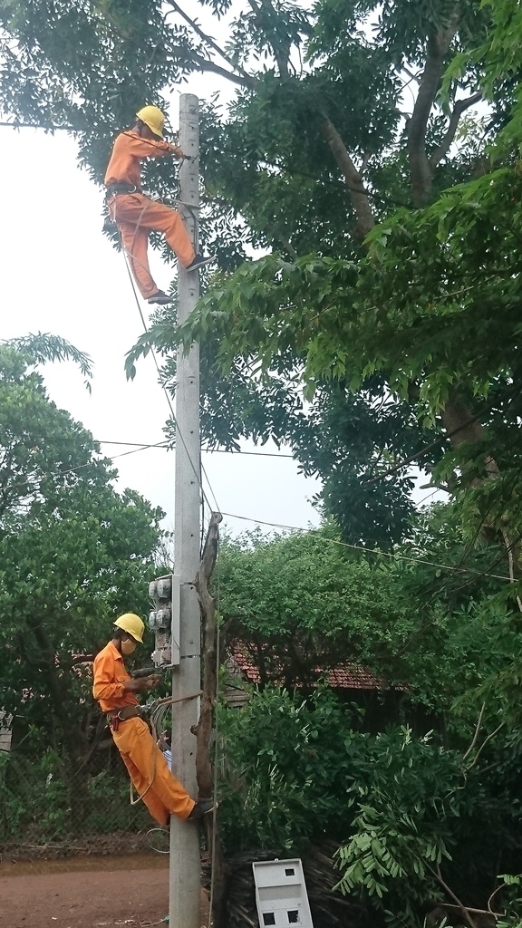 Công nhân Điện lực Ea Súp thi công sửa chữa lưới điện tại xã Ea Rốc