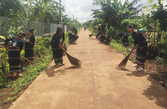 Người dân buôn Brah, xã Ea Tul dọn  vệ sinh đường làng  ngõ xóm.  