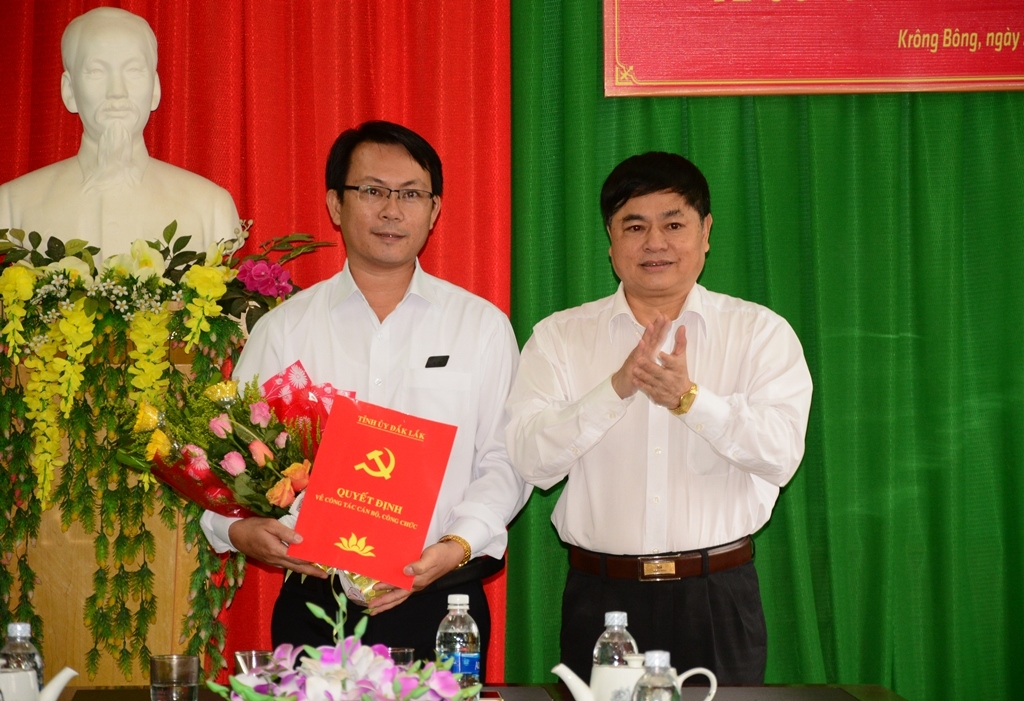Phó Bí thư Thường Trực Tỉnh ủy Phạm Minh Tấn trao quyết định cho đồng chí Đặng Kim Hùng.