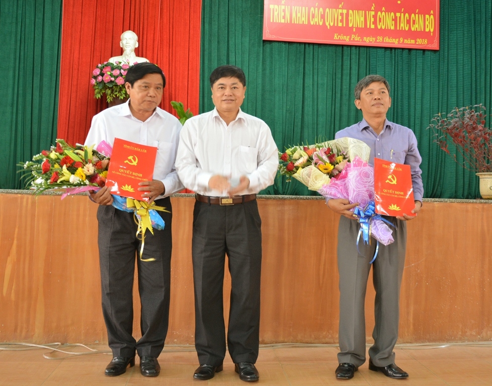 Phó Bí thư Thường Trực Tỉnh ủy Phạm Minh Tấn trao quyết định cho đồng chí Võ Túc (ảnh trái) và đồng chí Nguyễn Thành Dũng (ảnh phải).