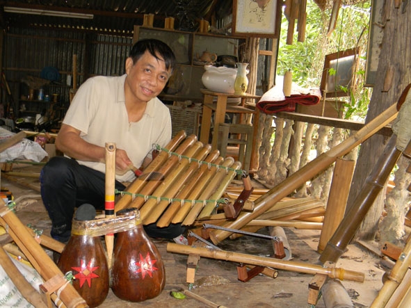Nghệ sĩ Nguyễn Đức giới thiệu các loại  nhạc cụ  tại xưởng chế tác  của mình. 