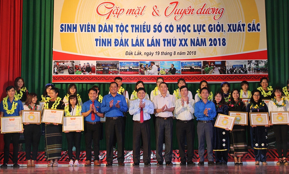  Lãnh đạo tỉnh chụp hình lưu niệm cùng sinh viên DTTS có học lực giỏi, xuất sắc năm 2018.