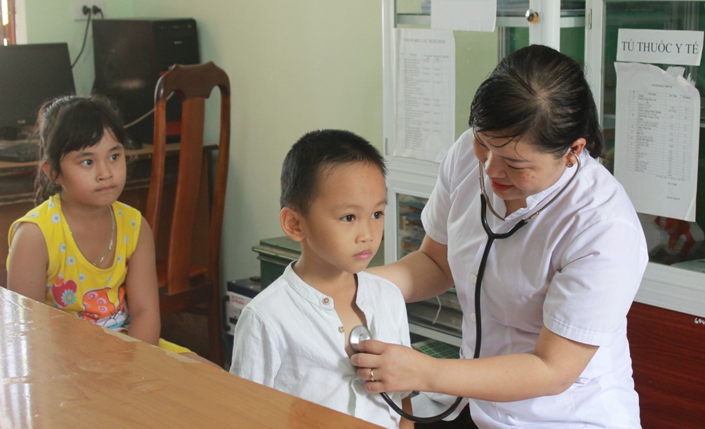 Cán bộ y tế Trường Mầm non xã Ea Bung (huyện Ea Súp) kiểm tra sức khỏe cho học sinh. 