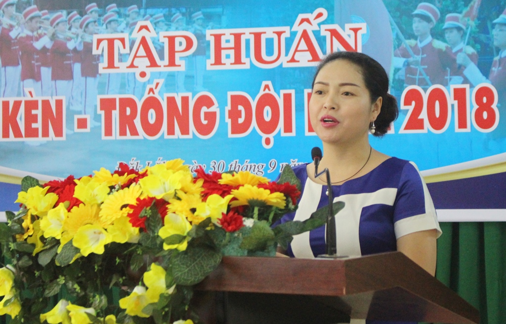 Phó Giám đốc Nhà Văn hóa Thanh thiếu nhi tỉnh Nguyễn Thị Thúy Hiền phát biểu khai mạc lớp tập huấn