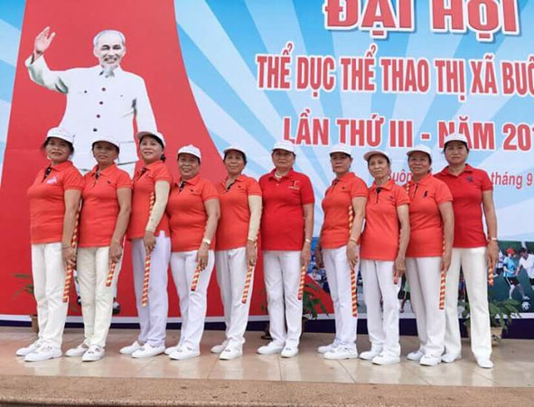Hội viên Câu lạc bộ văn thể An Bình trong một buổi biểu diễn thể dục dưỡng sinh. 