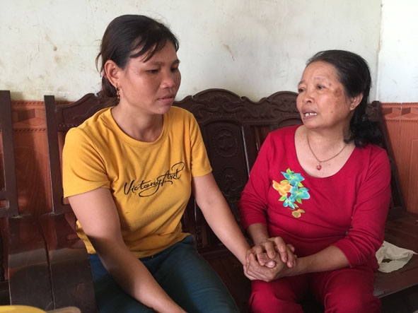Bà Nguyễn Thị Mạo (phải) tuyên truyền về chính sách dân số - KHHGĐ  cho phụ nữ trong thôn.  