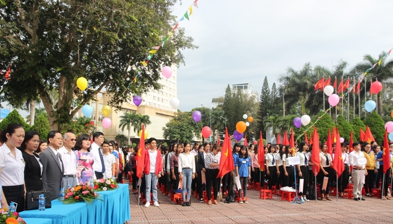 Đông đảo đại biểu và học sinh, sinh viên tham dự Lễ khai mạc. 