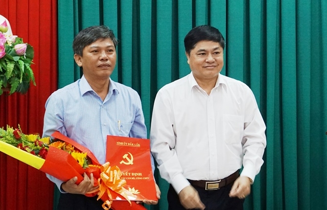 Phó Bí thư Thường trực Tỉnh ủy Phạm Minh Tấn trao quyết định cho đồng chí Nguyễn Thành Dũng. 