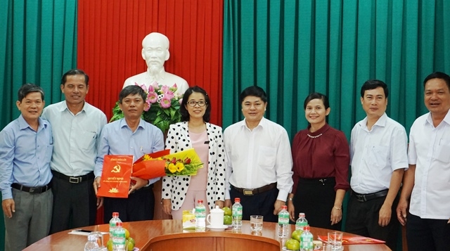 Đại diện lãnh đạo các Ban của Tỉnh ủy chúc mừng và chụp ảnh kỷ niệm cùng đồng chí Nguyễn Thành Dũng.