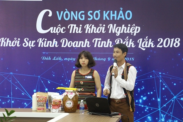 Thí sinh thuyết trình về ý tưởng, đề án 