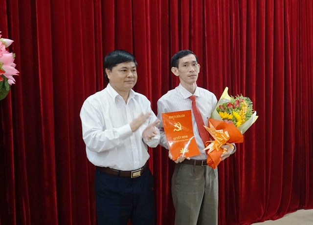 Phó Bí thư Thường trực Tỉnh ủy Phạm Minh Tấn trao quyết định cho đồng chí Nguyễn Hải Đông. 